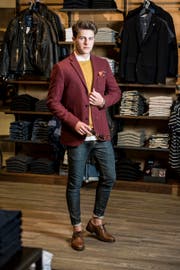 Blazer Scotch&Soda 299.90, Pullover Tommy Hilfiger 139.90, Hemd Hilfiger Denim 99.90 Hose Scotch&Soda 179.90, Schuhe Selected Homme 119.90 (Bild: Mareycke Frehner)