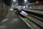Ein betrunkener Österreicher fuhr mit seinem Auto in eine Sackgasse beim Bahnhof Rheineck und verunfallte. (Bild: Kapo SG)