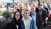 Mit Richard Dünser feierten bei schönstem Frühlingswetter seine Frau Andrea, Sohn Yanik, viele Freunde und Bekannte sowie Vertreter der politischen Parteien FDP, SVP und Widnau plus, die Richard Dünser unterstützt hatten. Seine Tochter Chiara konnte zwar nicht mitfeiern, erlebte aber einen schönen Nachmittag im Blauring. (Bild: Gert Bruderer)