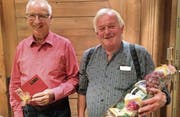 Dirigent Niklaus Schönenberger und Chormitglied Martin Kuster engagieren sich seit 40 Jahren für den Kirchenchor. (Bild: PD)