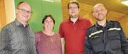 Roger Rüesch (links) wurde neues Ehrenmitglied, Patrick Appenzeller (rechts) neuer Präsident des Jugendfeuerwehrvereins Walzenhausen. Sven Gerig (2. von rechts) lobte in seiner Ansprache auch Sonja Rüesch für ihre wichtige Hintergrundarbeit. (Bild: Isabelle Kürsteiner)