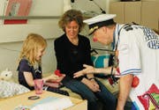Riona, ihre Mutter und Dr. Ahoi staunen, als das Meitli zwei rote Bälle in den Händen hält. In ihren Fäusten waren eben noch keine – oder etwa doch? (Bild: Katharina Brenner)