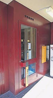 Die Bücher-Telefonzelle an der Linsebühlstrasse 97. (Bild: Elisabeth Reisp)