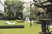 Im Garten des Forum Würth in Chur locken Skulpturen von Jean Tinguely, Bernhard Luginbühl und Niki de Saint Phalle. (Bild: PD)