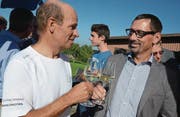 Gemeindepräsident Stefan Frei gratuliert Klaus Broger zu seiner Wahl. (Bild: Christine Gregorin)