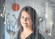 So viel ist zu entdecken: Clarissa Schwarz in der Galerie vor der Klostermauer. (Bild: Michel Canonica)