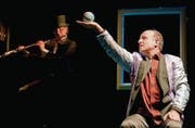 Ein Mann in vielen Rollen: Matthias Peter (r.) spielt «Der Mann im Turm». Mit Daniel Pfister (Querflöte) bildet er ein erprobtes Duo. (Bild: Coralie Wenger)