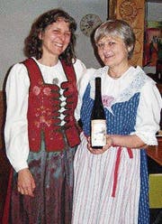 Regula Eisenhut übergibt Brigitte Dieng eine Flasche Wein für 40 Jahre Mitgliedschaft. (Bild: pd)