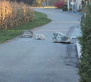 Am Freitag hat die Gemeinde die Steine vor der Brücke plaziert.