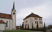 Am Pfarrhaus neben der katholischen Kirche stehen bereits Visiere. (Bild: Sebastian Schneider)