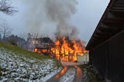 Zuerst brannte die Scheune, dann griff das Feuer auch auf das Wohnhaus über. (Bild: Kapo AR)