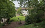Was passiert mit dem ehemaligen Schulhaus Tschudiwies? Eine Arbeitsgruppe bearbeitet die Vorschläge aus dem Quartier. (Bild: Samuel Schalch)