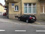 Wer hat dieses Auto beschädigt? Die Stadtpolizei sucht Zeugen.