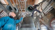 Karl Schimke (links) hat mit Hilfe von Thomas Burkart von Muff Kirchturmtechnik alle Glockentöne für die Komposition aufgenommen. (Bild: Urs Bucher)