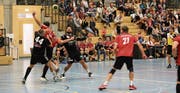 TVA-Spieler Arie Thür bahnt sich erfolgreich seinen Weg durch Arbons Abwehrreihen. (Bild: Thomas Hutter)