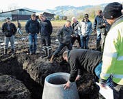Aufschlussreich: Ein Blick in den Schacht einer Drainage-Sammelleitung, die von der Melioration kürzlich bei Norbert Schicks Siedlung Wegweiser im Isenriet bei Marbach neu verlegt wurde. (Bild: Max Tinner)
