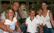 Nicole und Marcel Jud mit ihren Kindern Enya, Lio und Neva bewirtschaften den Gutsbetrieb Techenwies und betreiben danebst eine Spielgruppe. (Bild: pd)