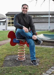 Santos Belsué hat sich nach einjähriger Tätigkeit als Schulsozialarbeiter gut eingelebt. (Bild: Urs M. Hemm)