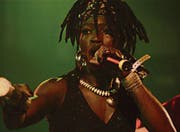 Dobet Gnahoré ist live ein mitreissendes Erlebnis. (Bild: pd)