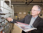 Ein letztes Mal verteilt Xaver Fäh heute Freitag im Verteilzentrum Gloten die Briefpost. (Bild: Simon Dudle)