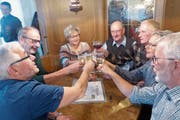 Von links Rolf Hanselmann (Vorstand), Rolf Künzler (Ortsverwaltungsratspräsident), Jacqueline Stäbler (Präsidentin Genossenschaft Rössli), Reto Friedauer (Gemeindepräsident), Marianne Engler (Wirtin), Peter Staub (Vorstand), Felix Tobler (Geschäftsführer Genossenschaft) und Claudio Pallecchi (Bauchef). (Bilder: Benjamin Schmid)