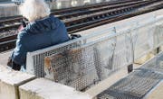 Hitze und Rauch haben an der Sitzbank auf dem Mittelperron des Flawiler Bahnhofs sichtbare Spuren hinterlassen. (Bild: Andrea Häusler)