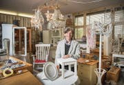 Werken statt backen: In der ehemaligen Backstube wandelt Blanca Gehr herkömmliche Möbel in Shabby Chic um. (Bild: Urs Bucher)