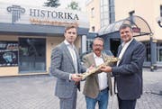 Max Bruderer (Mitte) übergibt den Schlüssel an die beiden neuen Geschäftsleiter Daniel Harzenmoser (links) und Reto Linder. PD