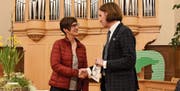 Gemeindepräsident Christian Gertsch bedankt sich bei der abtretenden Schulratspräsidentin Elsbeth Roth für ihre langjährige Tätigkeit im Dienste der Primarschulgemeinde Hemberg-Bächli. (Bilder: Urs M. Hemm)
