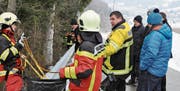 Heiri Rhyner, Kommandant der Feuerwehr Wattwil-Lichtensteig und Präsident des Feuerwehrverbandes Toggenburg (Bildmitte), erklärt den Gemeindepräsidenten und Kantonsräten, wie sich die Feuerwehrleute für Rettungen im Gelände sichern. (Bilder: Sabine Schmid)