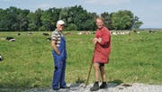 Hirt Helgar Nagel (links) und ein Eigentümer bei der Herde. (Bild: Michael Götz)