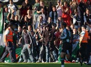 Sicherheit kostet Geld: Fans des FC St.Gallen bei einem Auftritt der Espen im Cup beim FC Baden im Jahr 2004. (Bild: STEFFEN SCHMIDT (KEYSTONE))