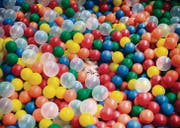 Ein Kind vergnügt sich an der «Elbi-Expo» im Fürstenlandsaal im Bällelibad. (Bild: Benjamin Manser)