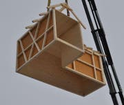 Das Modell von Tobias Brägger wird auf den Platz gehievt. (Bilder: PD)