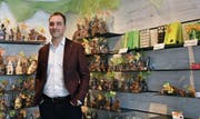 Geschäftsführer Gregor Menzi vor einer Auswahl an Schoggihasen, die seit Ende Februar im Laden gekauft werden können. (Bild: Leona Dieckmann)