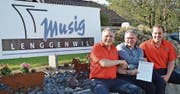Die Leistungsvereinbarung ist unterschrieben, das Kantonale Musikfest 2019 findet in Lenggenwil statt: OK-Präsident Franz Meienhofer, Markus Meier, Präsident des St. Galler Blasmusikverbandes, und Christian Senn, Präsident der Musig Lenggenwil (von links). (Bild: Zita Meienhofer)
