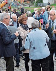 Niklaus Schönenberger darf beim Apéro auf dem Schulhausplatz viele Glückwünsche entgegennehmen, so auch vom Gemeindepräsidenten Karl Brändle. Von Kirchenpräsidentin Katrin Keller-Breitenmoser (rechts) wird er mit einem Geschenk überrascht. (Bilder: PD)