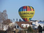 Nach langem Auf und Ab, nahe an den Häusern, landet der Ballon mitten in einem Gossauer Wohnquartier. (Bild: Claudine Germann)