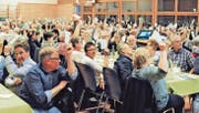 Mehr als doppelt so viele Ortsbürger wie gewohnt nahmen an der diesjährigen Ortsbürgerversammlung teil – viele der letztes Jahr Eingebürgerten freuten sich, nun auch dabei sein zu dürfen. (Bild: Max Tinner)