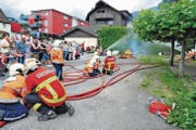 12- bis 18-jährige Buben und Mädchen der Rheintalischen Jugendfeuerwehr demonstrieren hier, dass sie das Feuerwehrhandwerk beherrschen. (Bild: Max Tinner)