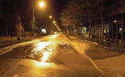 Wasser quillt am frühen Sonntagmorgen aus der Fürstenlandstrasse und fliesst als Wildbach Richtung Bruggen. (Bilder: Stadtpolizei St. Gallen)