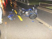 Der Motorradfahrer musste mit unbestimmten Verletzungen ins Spital gebracht werden. (Bild: Kapo)