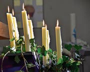 Kerzen leuchten gegen die Trauer. (Bild: Monika von der Linden)