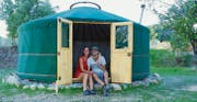Andrea Reinwald und Manuel Kuster vor ihrer mongolischen Jurte. Das traditionelle Zelt soll dereinst Gäste beherbergen. (Bild: Quinta Das Figueiras)