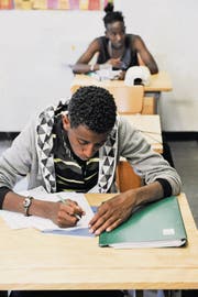 Die geringe Schulbildung der Flüchtlinge erschwert oftmals deren Bemühungen, Deutsch zu lernen. (Bild: Donato Caspari)