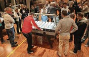 Wettkampffieber an den «Töggelikästen»: Filip Kubiatowicz verblüffte mit Tempo und Spielintelligenz. (Bilder: Andrea Häusler)