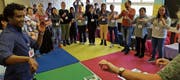 Gemeinsam werden Situationen gespielt und gesungen. Dabei werden innert kurzer Zeit über tausend deutsche Wörter gelernt. (Bild: PD)