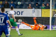 Tor für Luzern: In den letzten Partien gegen die Innerschweizer sowie gegen GC patzte St.Gallen-Goalie Daniel Lopar zweimal. (Bild: ALEXANDRA WEY (KEYSTONE))