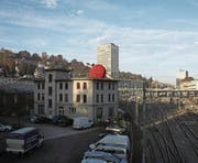 Der rote Wollknäuel auf dem Dach des Badhauses gibt Rätsel auf. (Bild: David Gadze)