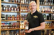 Ivan Vollmeier mit einem seiner besten Whiskys im House of Single Malts in Mörschwil. (Bild: Marc Sieger)
